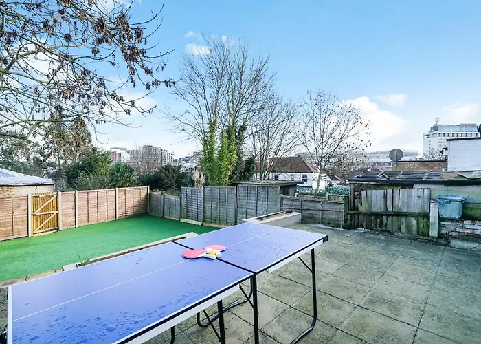 Luxurious House In Wembley - Garden