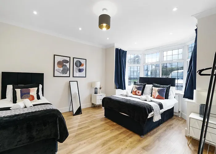 Luxurious House In Wembley - Garden